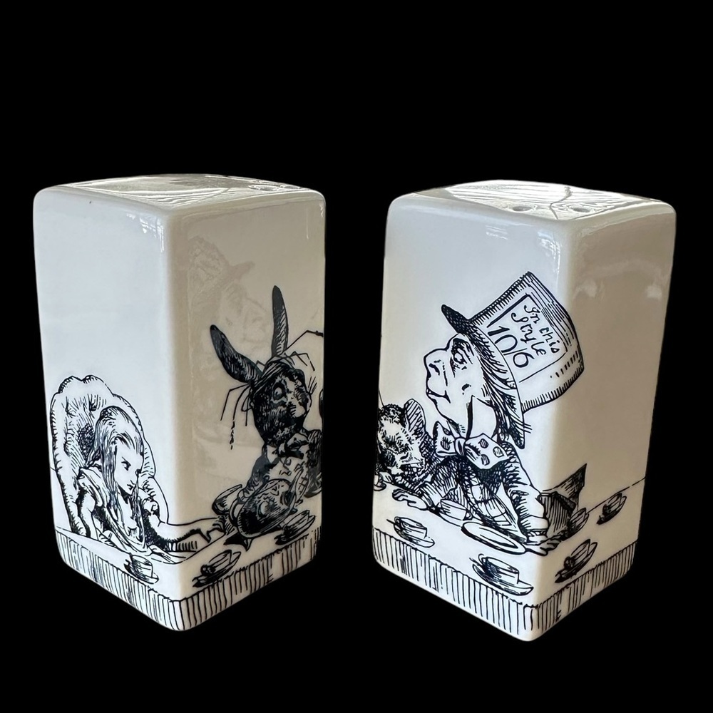 Fishs Eddy Alice in Wonderland Salt and Pepper Shakers Set Mad‎ Hatter Rabbit